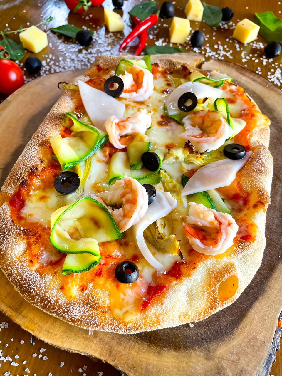 три пиццы одна с фруктами овощами и соусом фото 117